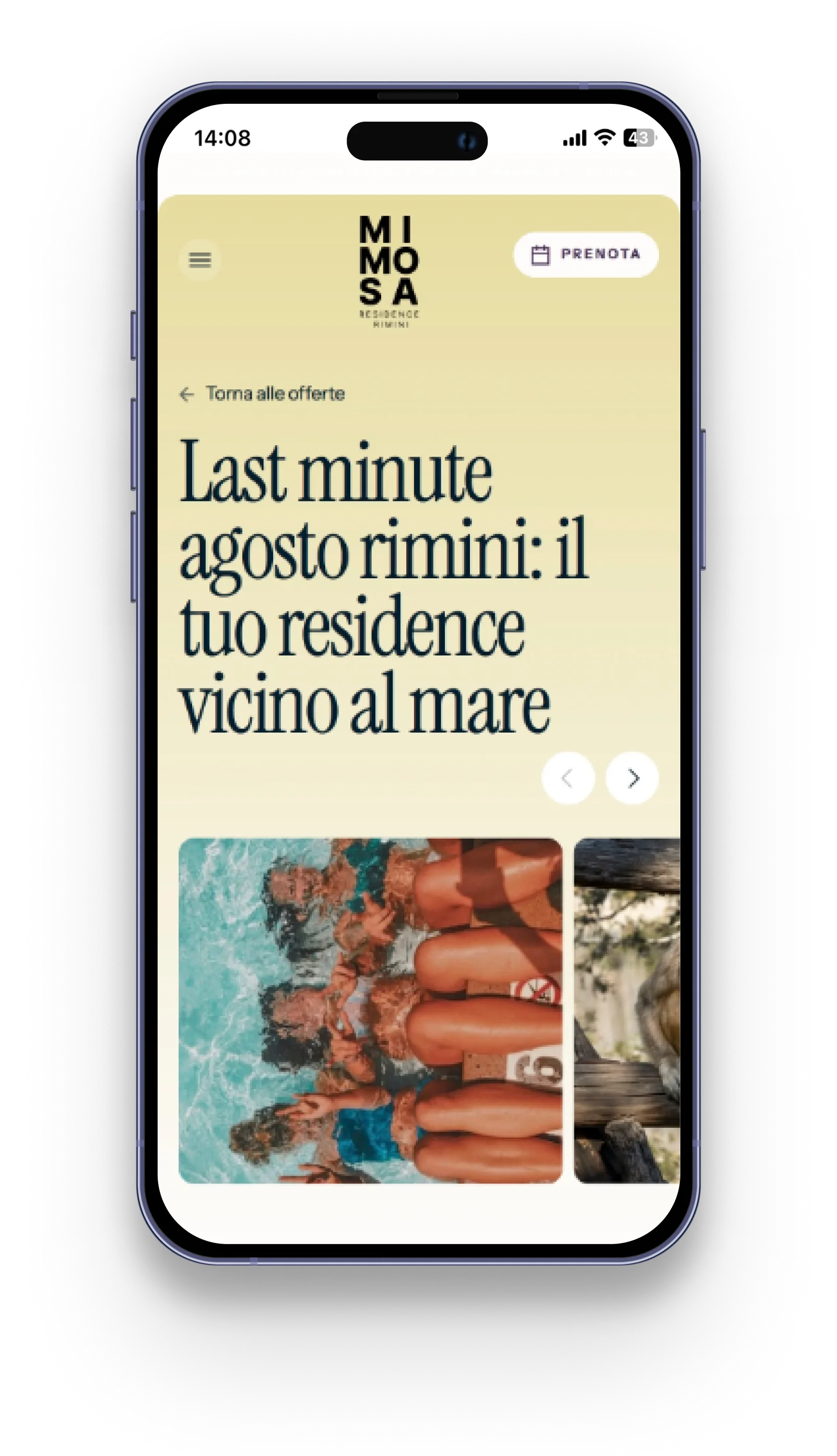 Schermo di smartphone con pagina web di offerta last minute agosto a Rimini, residence vicino al mare, con foto di persone in piscina.